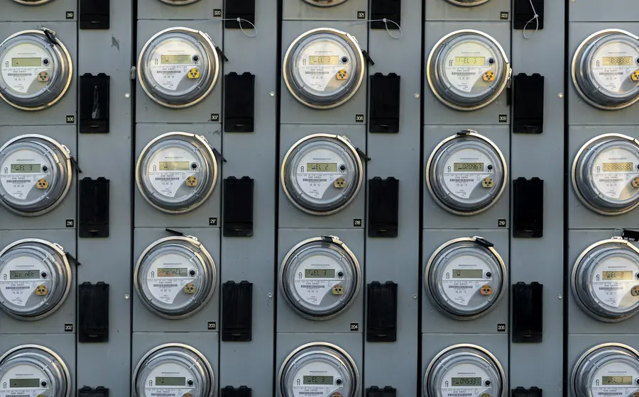 Hilera de medidores eléctricos en un muro técnico