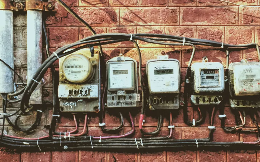 Medidores eléctricos en un muro de ladrillo